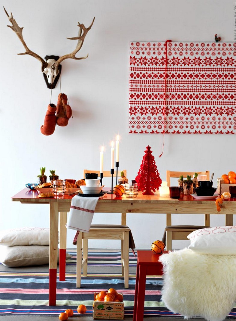 deco-table-noel-rouge-blanc-sapin-decoratif-rouge-bougies-chandelles-rideau-blanc-motif-rouge déco table Noël rouge et blanc