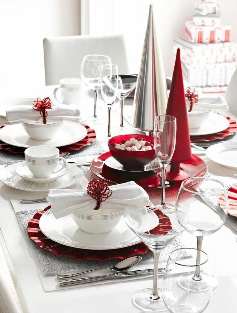 deco-table-noel-rouge-blanc-sapins-rouge-argent-assiettes-blanc-rouge