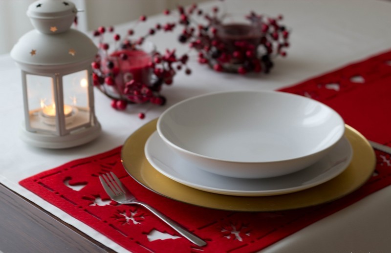 deco-table-noel-rouge-blanc-sous-assiette-rouge-lanterne-blanche-baies-rouges déco table Noël rouge et blanc