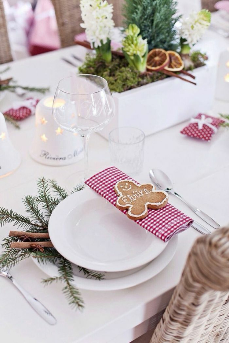 deco-table-noel-rouge-blanc-vaisselle-blanche-branches-sapin-serviettes-vichy-rouge déco table Noël rouge et blanc