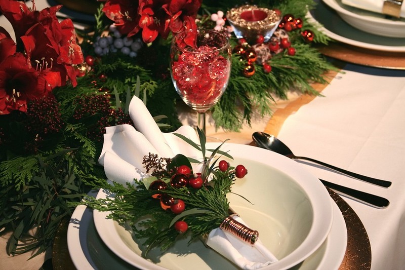 deco-table-noel-rouge-blanc-vert-branches-cypres-baies-rouges-fleurs-artificielles déco table Noël rouge et blanc