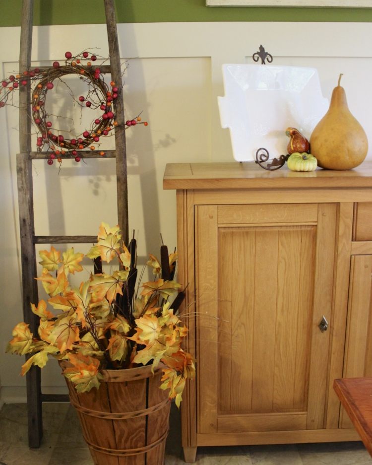 decoration-buffet-automne-composition-feuilles-automne-couronne-baies-rouges-citrouilles décoration buffet