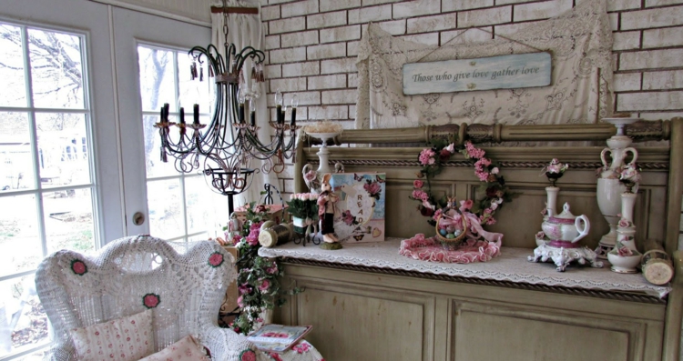 decoration-buffet-couronne-fleurs-vaisselle-ceramique-vintage