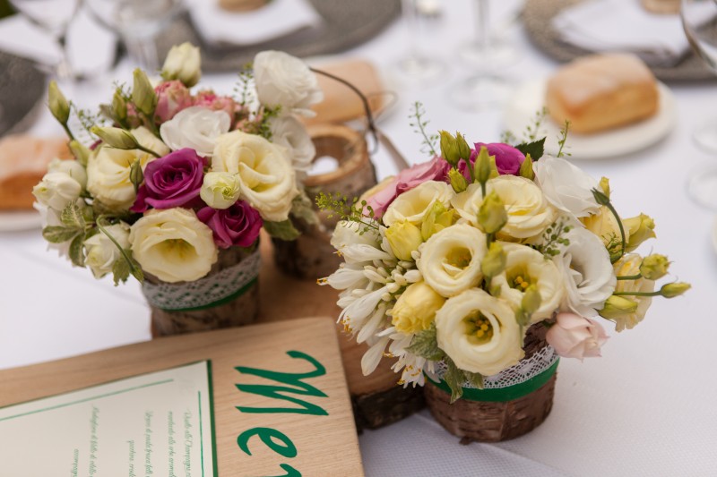 decoration-florale-table-bouquets-roses-blanches-pourpres-ecorce-ruban-dentelle
