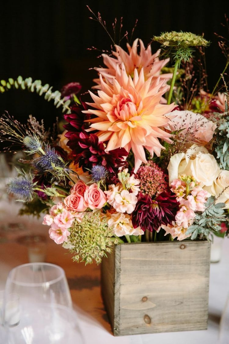 decoration-florale-table-mariage-boite-bois-roses-chardon