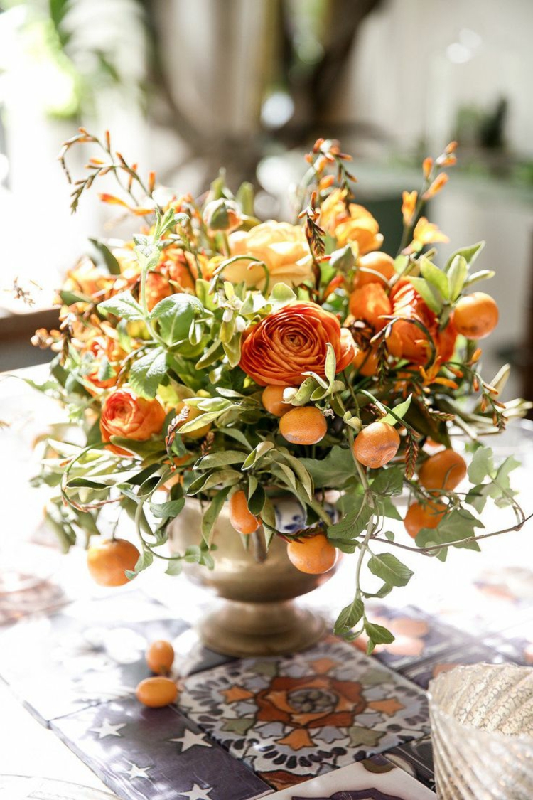 decoration-florale-table-mariage-bouquet-agrumes-renoncules décoration florale pour table