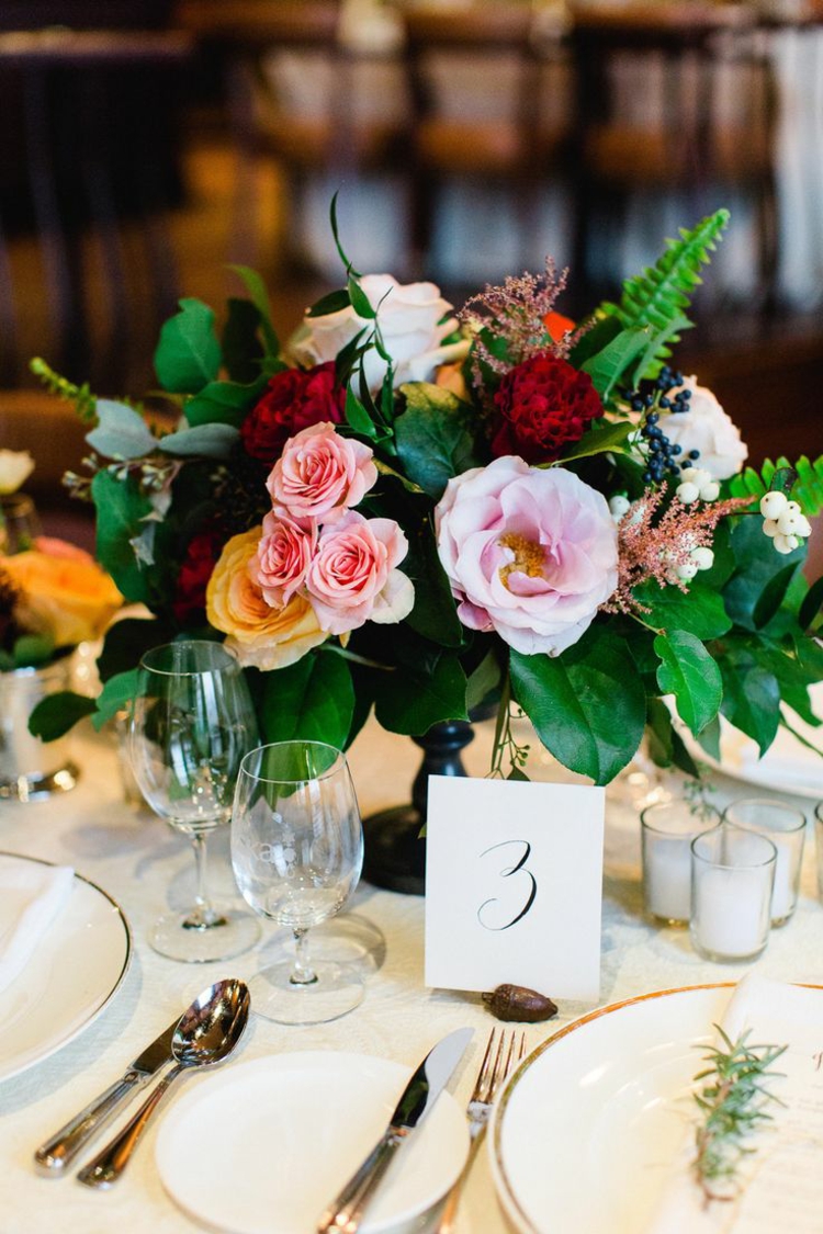 decoration-florale-table-mariage-bouquet-roses-feuilles-vertes-branches-symphorine
