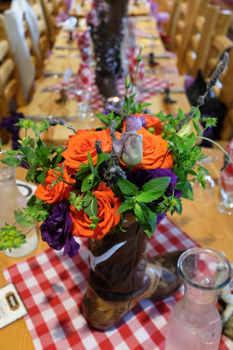 decoration-florale-table-mariage-bouquet-roses-orange-accents-pourpres décoration florale pour table