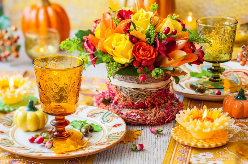 decoration-florale-table-mariage-centre-floral-roses-jaune-orange-baies-rouges-mini-citrouilles-feuilles