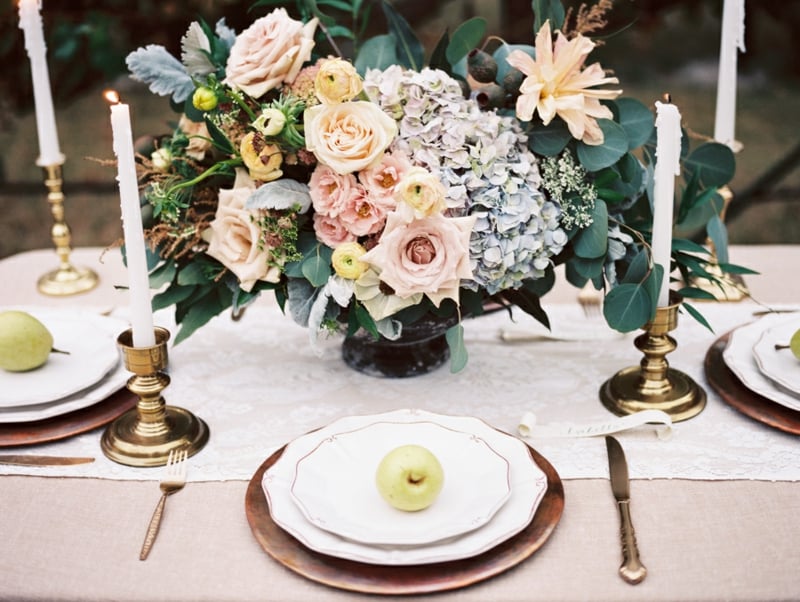 decoration-florale-table-mariage-centre-table-roses-hortensia-chandelles décoration florale pour table