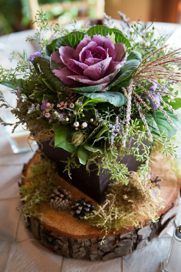 decoration-florale-table-mariage-chou-ornement-feuilles-vertes-mousse-rondelle-bois décoration florale pour table