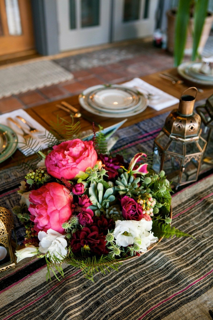 decoration-florale-table-mariage-composition-fleurs-pivoines-plantes-succulentes-panier
