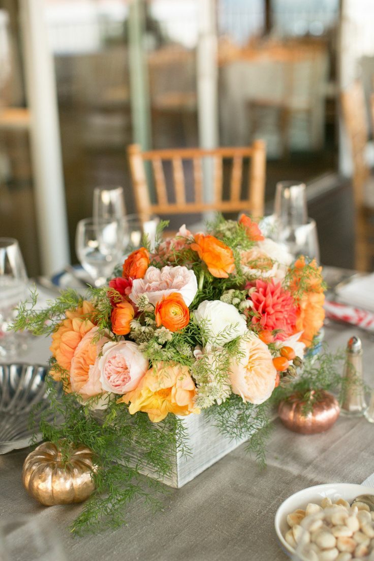 decoration-florale-table-mariage-composition-pivoines-renoncules-feuilles-vertes-citrouilles décoration florale pour table