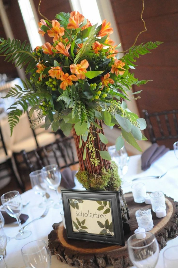decoration-florale-table-mariage-feuilles-vertes-fleurs-orange-rondelle-bois décoration florale pour table