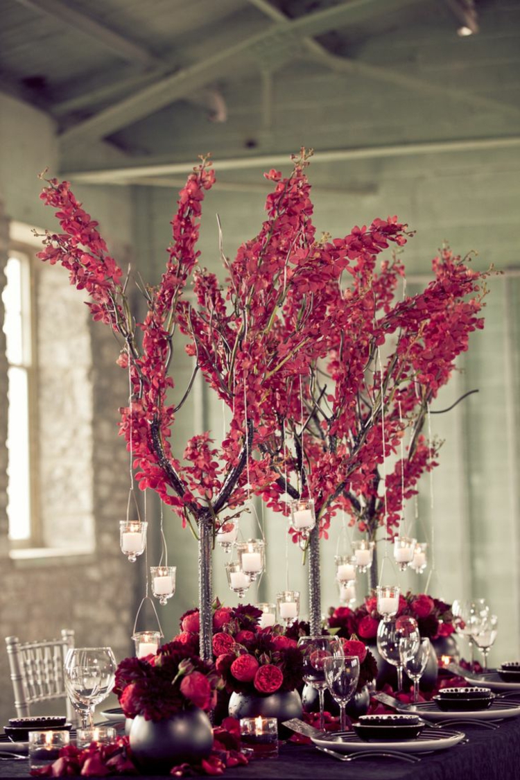 decoration-florale-table-mariage-fleurs-rouges-bougies-blanches-arrangements-pivoines décoration florale pour table
