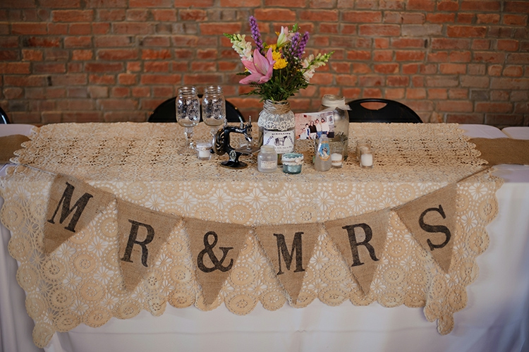 decoration-florale-table-mariage-nappe-dentelle-vintage-fanions-jute
