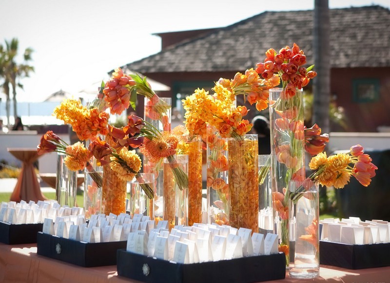 decoration-florale-table-mariage-vases-hauts-fleurs-orange-fleurs-seches décoration florale pour table