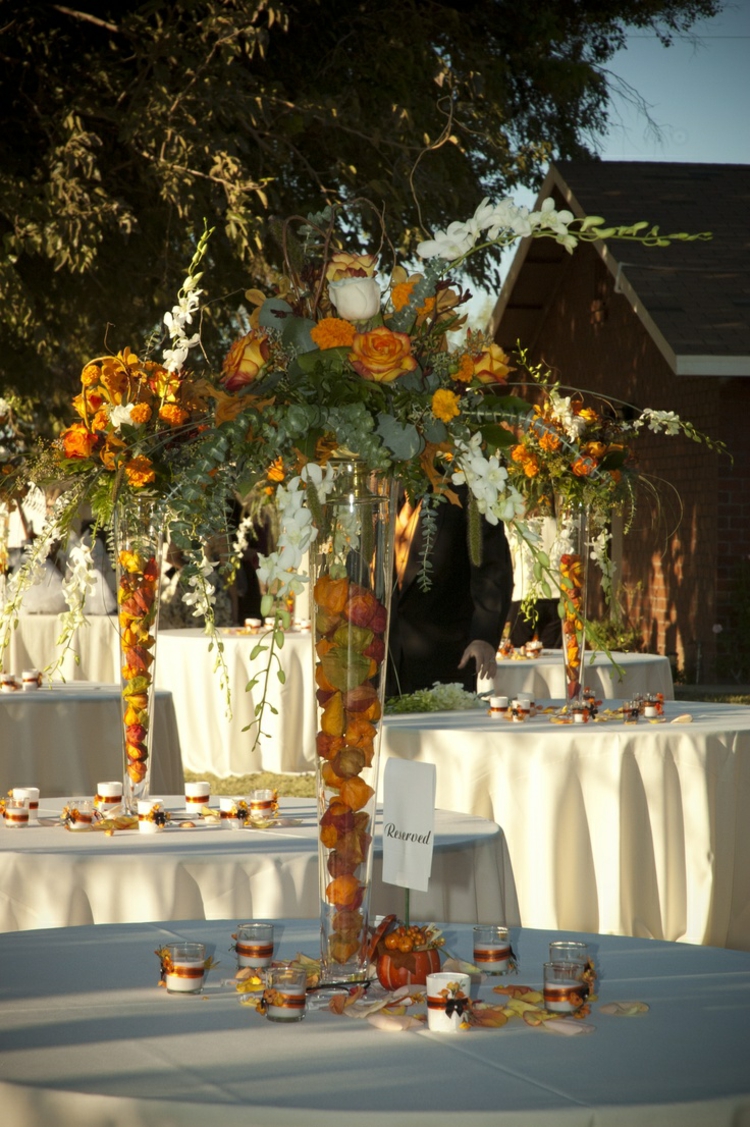 decoration-florale-table-mariage-vases-hauts-physalis-roses-jaunes-feuilles-vertes 