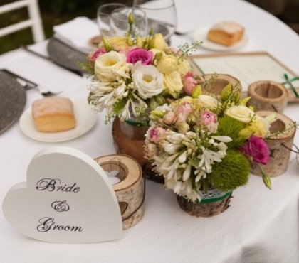 decoration-florale-table-vases-ecorce-bouquets-mousse-roses-blanc-rose-coeur-blanc-decoratif