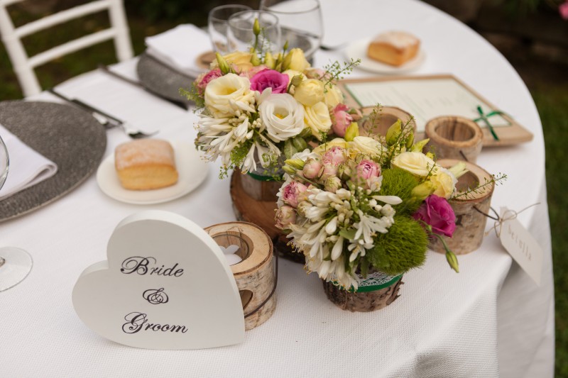 decoration-florale-table-vases-ecorce-bouquets-mousse-roses-blanc-rose-coeur-blanc-decoratif décoration florale pour table