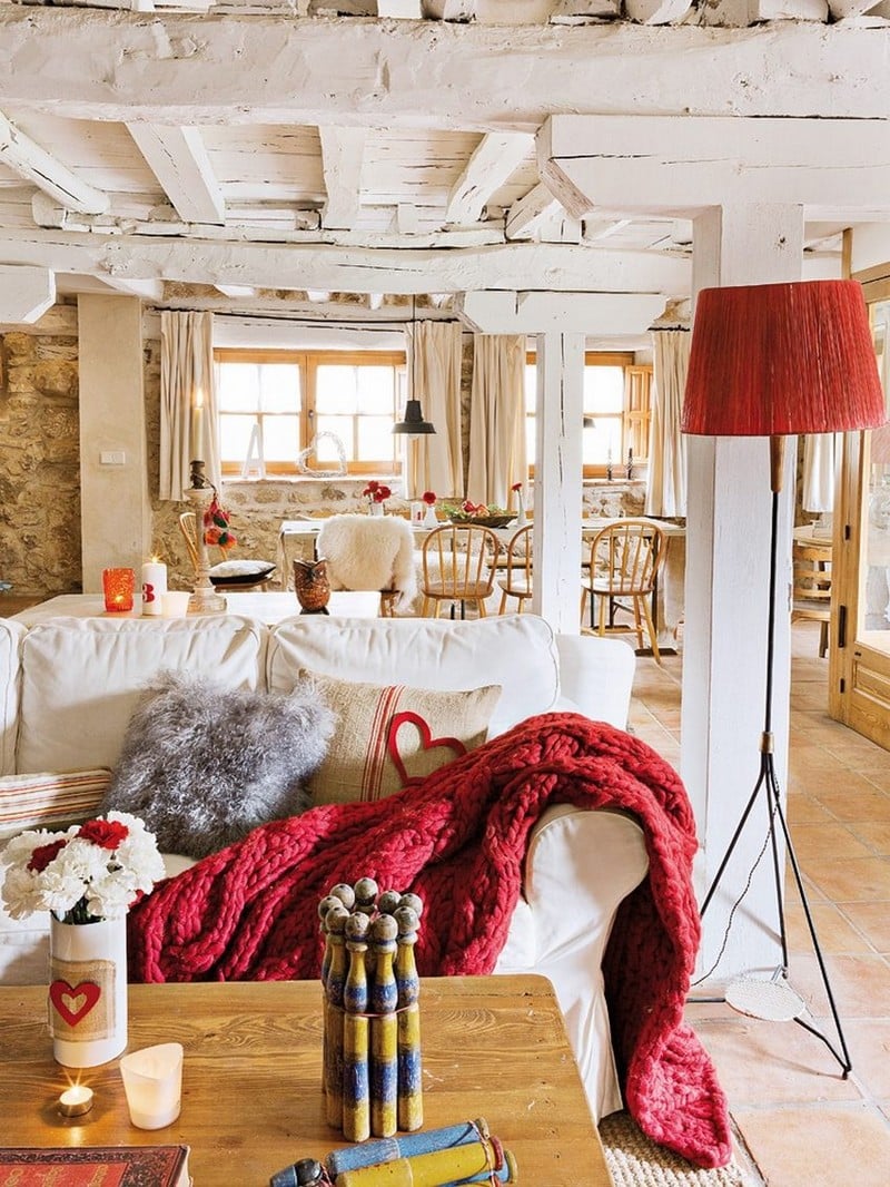 decoration-maison-campagne-aire-ouverte-poutres-apparentes-blanches-canape-blanc-accents-rouges