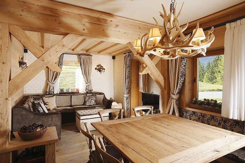 decoration-maison-campagne-canape-angle-ottoman-table-bois-lustre-cornes