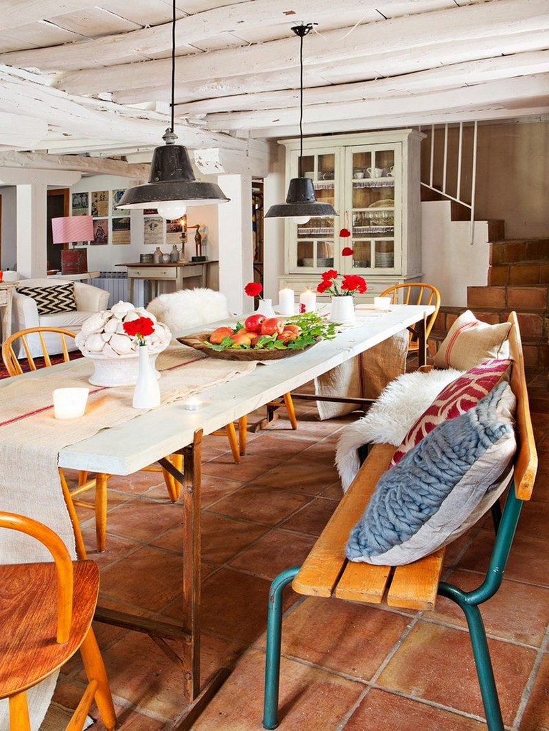 decoration-maison-campagne-carrelage-sol-couleur-terre-cuite-table-plateau-blanc-poutres-apparentes décoration maison de campagne