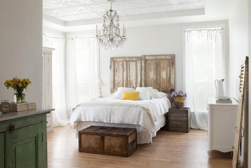 decoration-maison-campagne-chambre-coucher-blanche-tete-lit-porte-bois-commode-rustique-verte