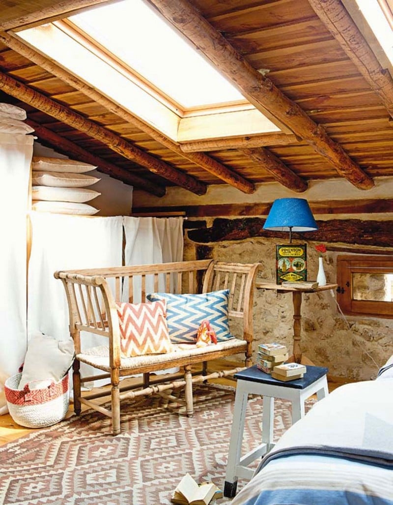 decoration-maison-campagne-chambre-coucher-mur-pierre-naturelle-banc-bois-coussins-tapis-motif-geometrique