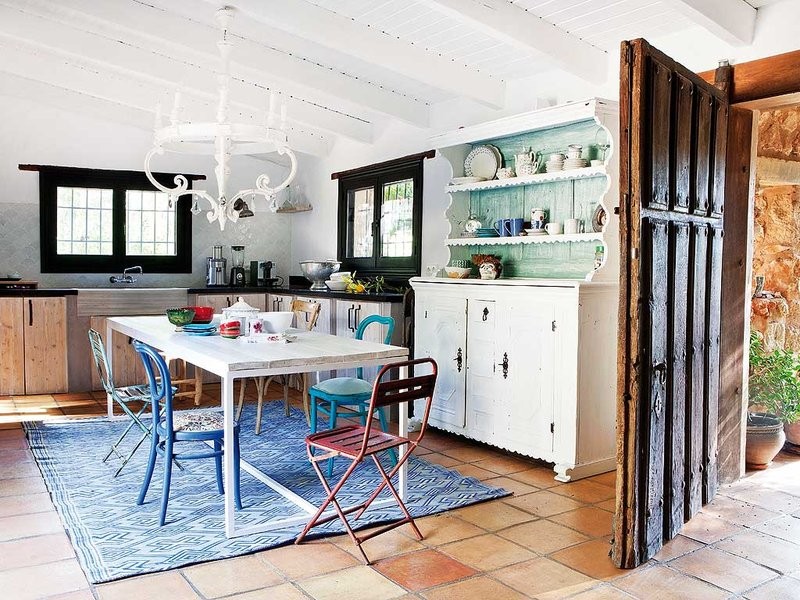 decoration-maison-campagne-cuisine-blanche-placard-vintage-blanc-tapis-bleu-carrelage-terre-cuite