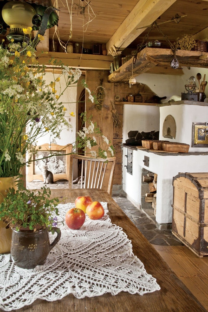 decoration-maison-campagne-cuisine-cheminee-blanche-coffre-bois-table-bois-massif-deco-florale décoration maison de campagne