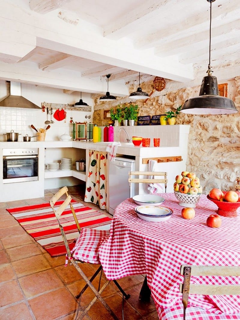 decoration-maison-campagne-cuisine-pierre-parement-tapis-rustique-rayures-blanc-rouge-nappe-table-motif-vichy décoration maison de campagne
