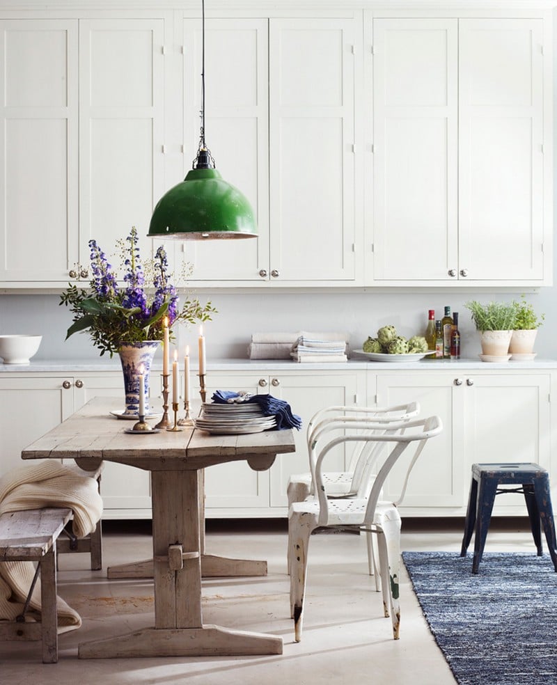 decoration-maison-campagne-cuisine-salle-manger-table-bois-massif-armoires-blanches-suspension-verte décoration maison de campagne