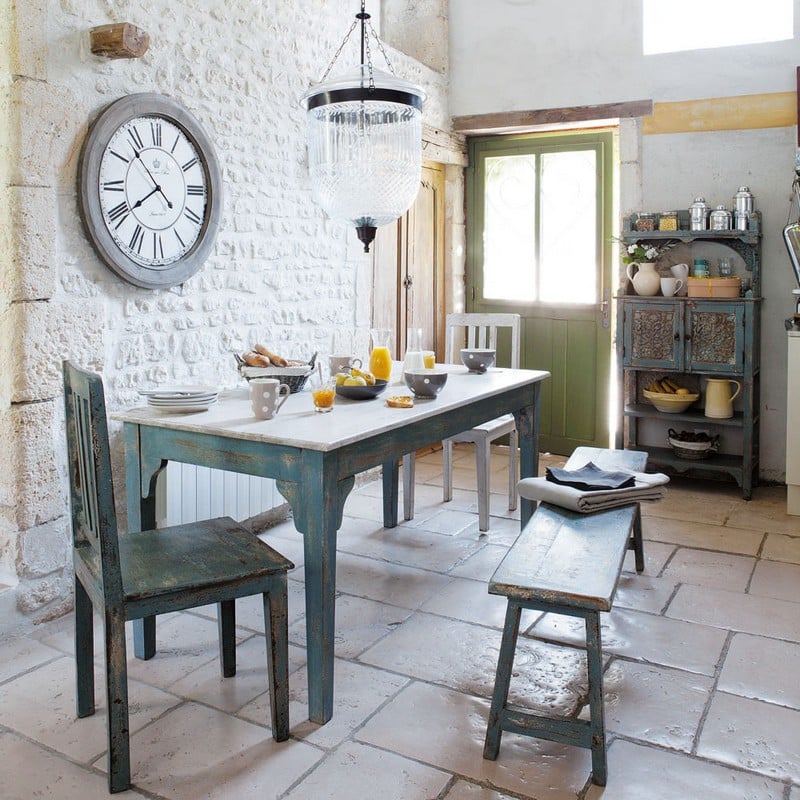 decoration-maison-campagne-mur-pierre-naturelle-table-banc-bois-bleu-meuble-rangement-vintage décoration maison de campagne