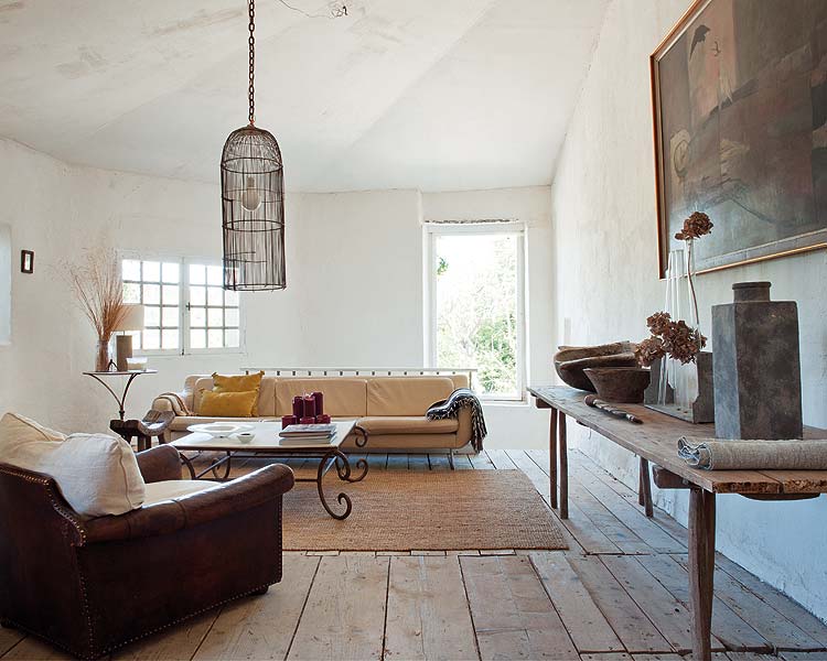 decoration-maison-campagne-peinture-murale-blanche-tapis-sisal-canape-beige-table-console-bois-suspension-cage