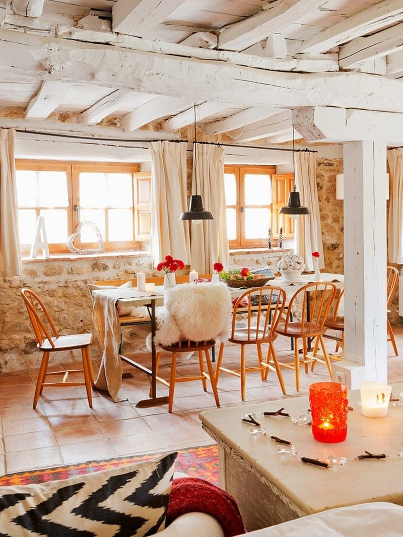 decoration-maison-campagne-pierre-parement-salle-manger-poutres-apparentes-blanches-accents-rouges décoration maison de campagne