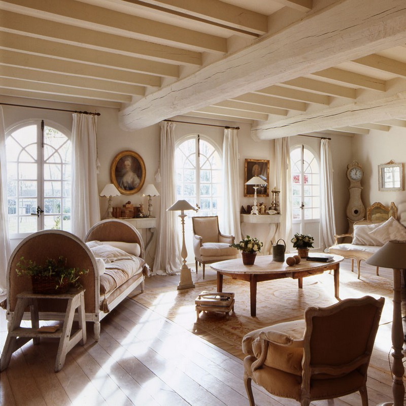 decoration-maison-campagne-poutres-apparentes-salon-meubles-bois-rideaux-blancs décoration maison de campagne