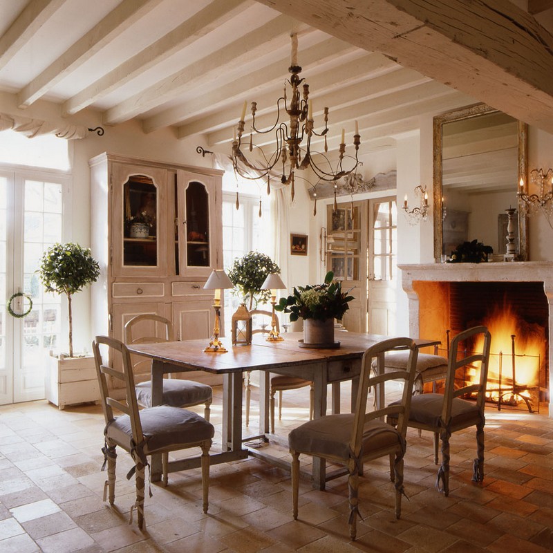 decoration-maison-campagne-salle-manger-cheminee-plaard-vintage-bois
