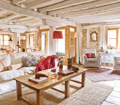 decoration-maison-campagne-salle-sejour-table-bois-canape-blanc-coussins-tapis-sisal
