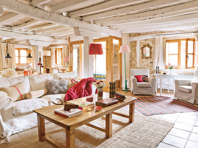 decoration-maison-campagne-salle-sejour-table-bois-canape-blanc-coussins-tapis-sisal décoration maison de campagne