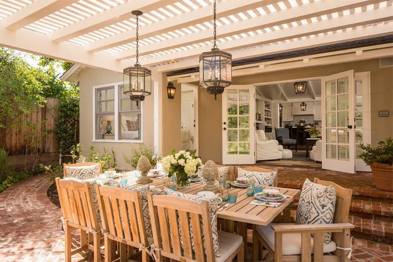 decoration-maison-campagne-terrasse-pergola-table-chaises-bois-deco-hortensia-suspensions-metal
