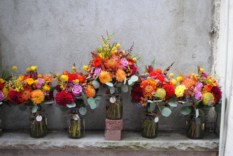 décoration florale pour table -bouquets-roses-pivoines-fleurs-jaune-orange