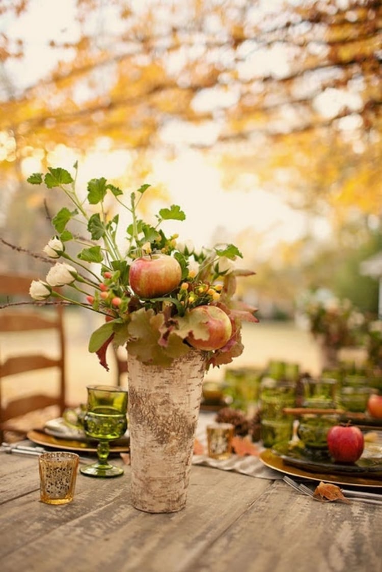 décoration florale pour table -composition-pommes-géranium-roses-blanches