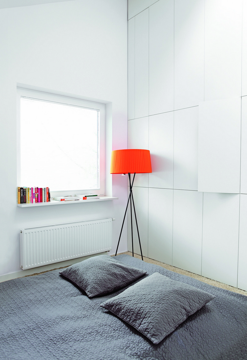 dressing-petite-chambre-dressing-blanc-multi-armoires-lampadaire-orange