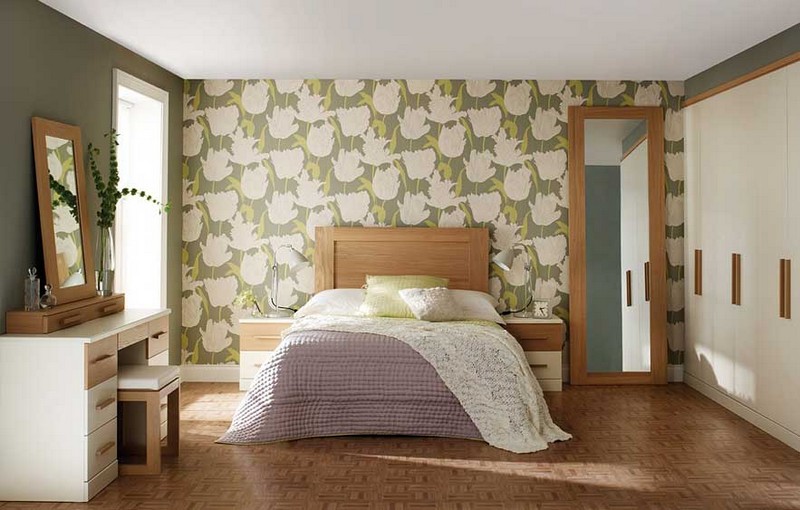 dressing-petite-chambre-encastre-blanc-poignees-bois-papier-peint-floral dressing pour petite chambre