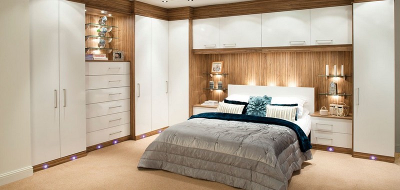 dressing-petite-chambre-encastre-meuble-pont-armoires-tiroirs-blanc dressing pour petite chambre