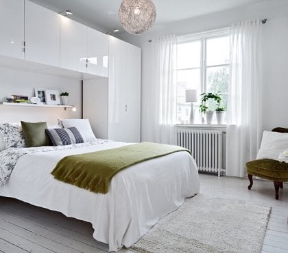 dressing-petite-chambre-meuble-pont-armoires-blanches-etagere-murale-fauteuil-vert-olive