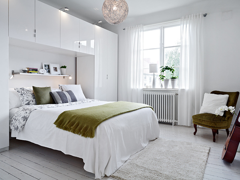 dressing-petite-chambre-meuble-pont-armoires-blanches-etagere-murale-fauteuil-vert-olive dressing pour petite chambre