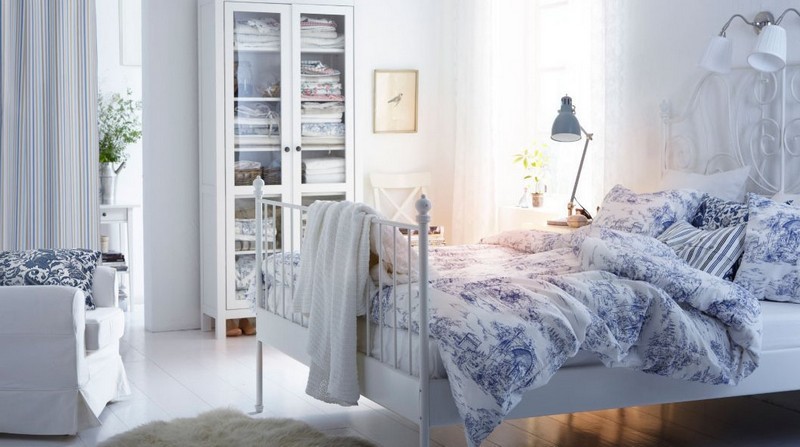 dressing-petite-chambre-petit-dressing-blanc-vitre-deco-shabby-chic dressing pour petite chambre