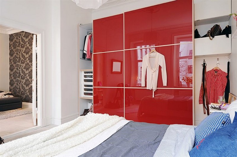 dressing-petite-chambre-porte-coulissante-rouge dressing pour petite chambre